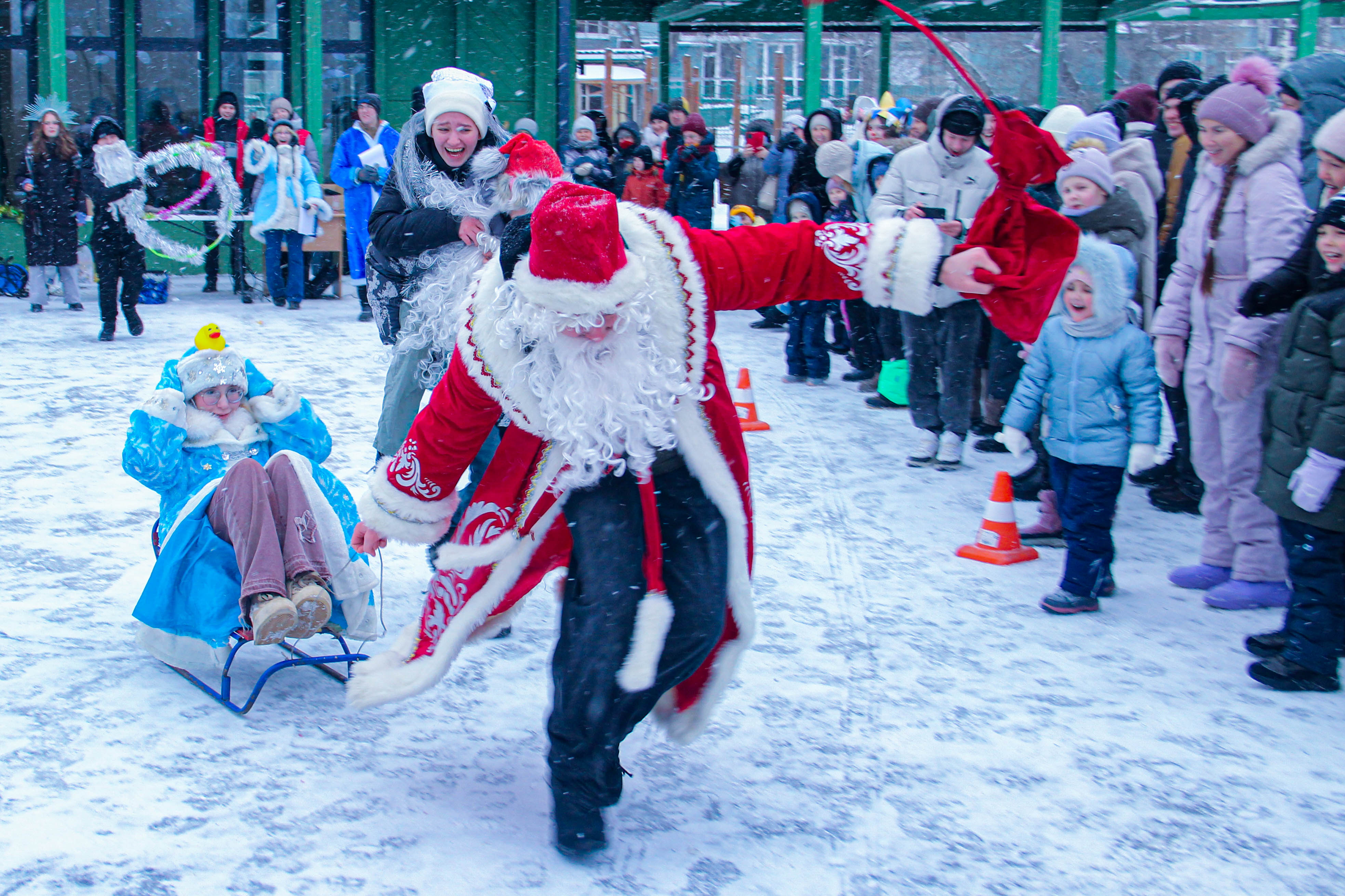 В барнаульском парке «Изумрудный» прошло молодежное спортивно-развлекательное мероприятие «Забег Дедов Морозов»