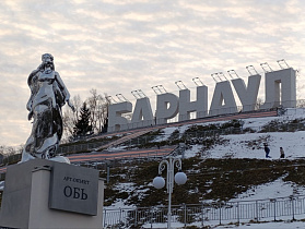 Арт-объект, символизирующий реку Обь, установили на набережной реки в Барнауле