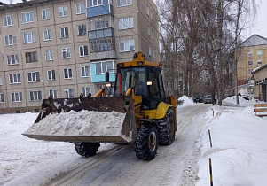 В администрации Барнаула обсудили уборку снега и наледи во дворах