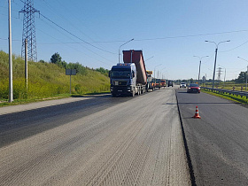 Дорожники приступили к укладке асфальтобетона на Правобережном тракте вблизи Барнаула