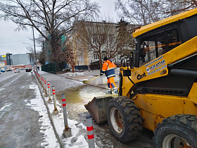 Дорожная служба проводит противогололедную обработку на улицах Барнаула