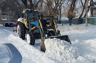 В районах Барнаула продолжается очистка дворовых территорий и межквартальных проездов от снега 