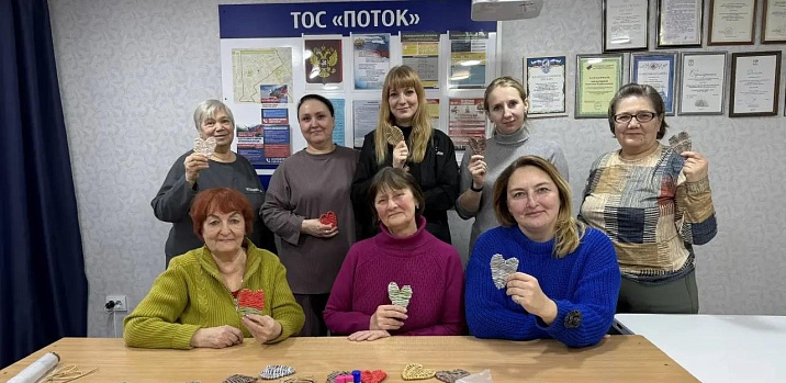 Творчество без границ: в ТОС «Поток» прошёл мастер-класс по плетению из бумажной лозы