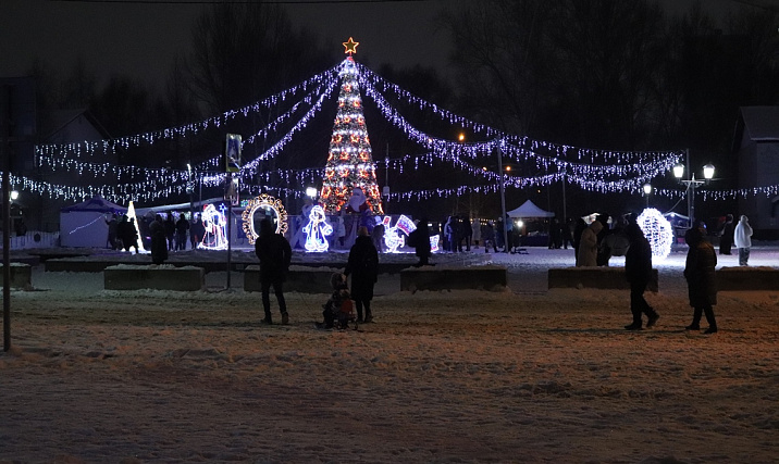 На площади Мира состоялось открытие главной ёлки Ленинского района 