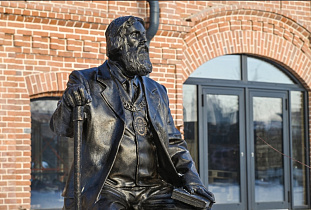 Среда Барнаула: бронзовая скульптура Василия Сухова