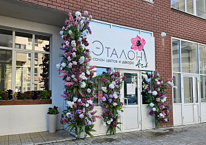 Организации Барнаула продолжают работу по озеленению и благоустройству своих территорий