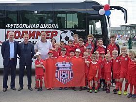 Глава Барнаула вручил ключи от нового автобуса спортивной школе «Полимер»