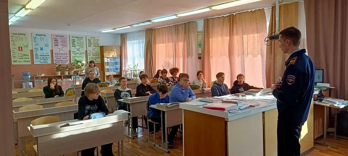 Курсанты Барнаульского юридического института МВД России провели лекцию для учеников школы №1