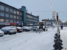 В городе продолжается уборка снега и наледи во дворах, межквартальных проездах и у социально значимых объектов