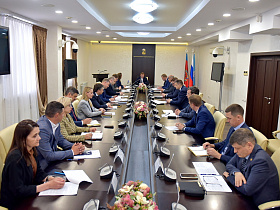 В администрации города обсудили вопросы замены лифтов в многоквартирных домах Барнаула