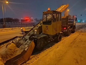 Очистка дорог и тротуаров в Барнауле продолжается 