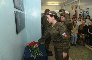 В барнаульской школе открыли мемориальную доску защитнику Отечества