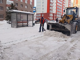 В Барнауле продолжается очистка от снега дорог, тротуаров и общественных пространств 