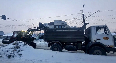 Дорожная служба проводит работы на тротуарах и дорогах города