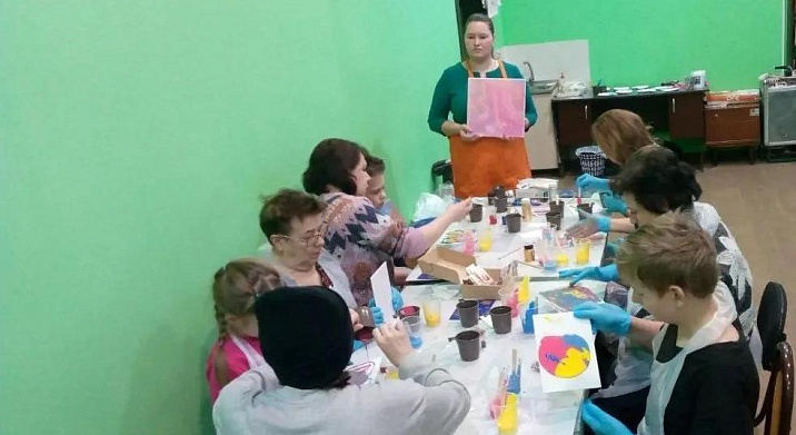 Жидкая живопись: в микрорайоне ВРЗ прошёл мастер-класс по технике флюид-арт