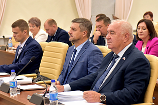 Депутаты утвердили имя нового Почетного гражданина города и поощрили дипломом и памятным знаком двух барнаульцев