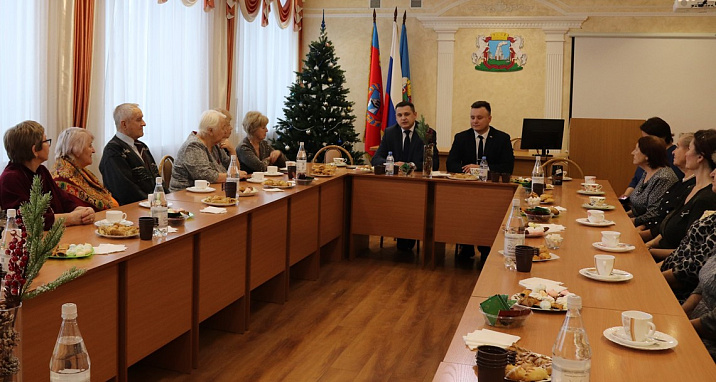 В Ленинском районе продолжается череда новогодних поздравлений