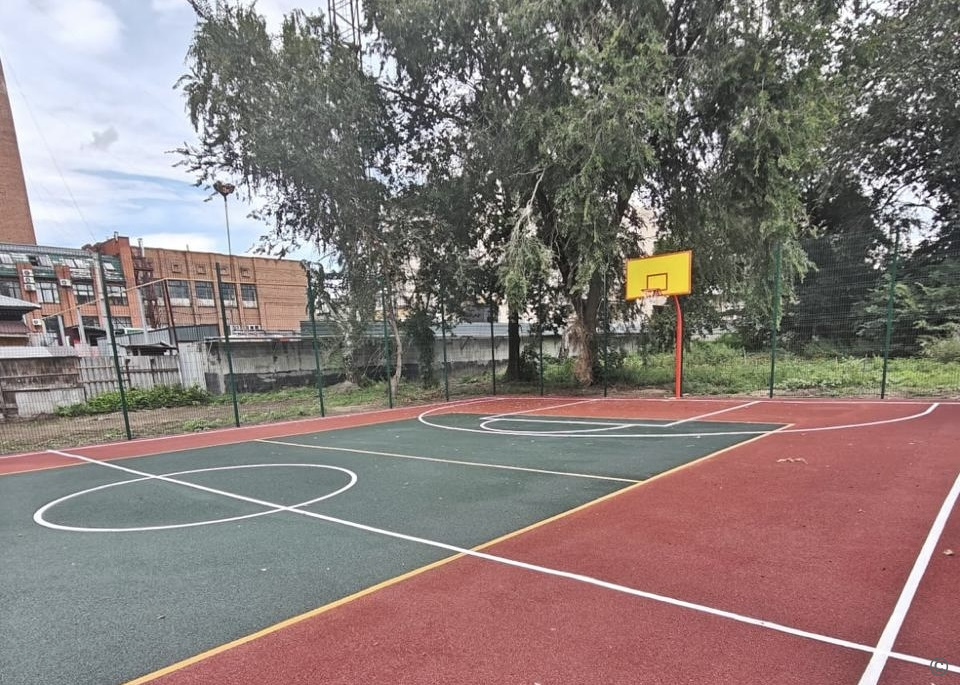 По инициативному проекту в барнаульской школе появился новый спортивный объект