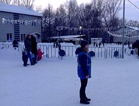 Народные дружинники несут вахту по охране новогоднего городка в Ленинском районе Барнаула 