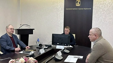 Городские службы в Барнауле продолжают устранять последствия метели