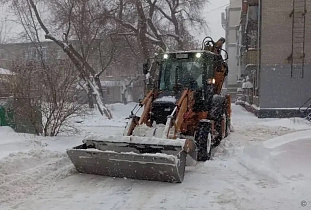 В районах города устраняют последствия снегопада 