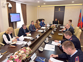 Вячеслав Франк провел совещание по организации деятельности службы участковых уполномоченных полиции