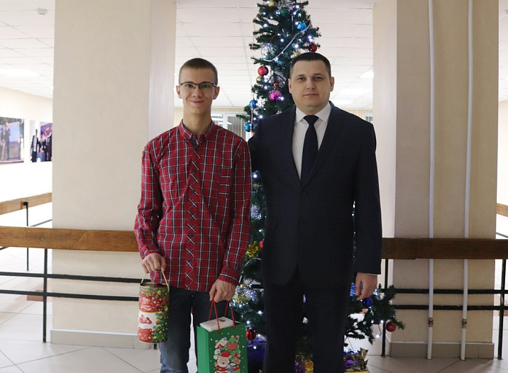 Глава администрации Ленинского района вручил подарок участнику акции «Ёлка желаний»