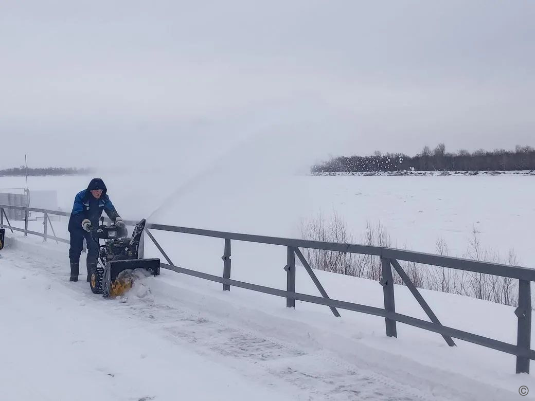 В Барнауле убирают снег на территории общественных пространств
