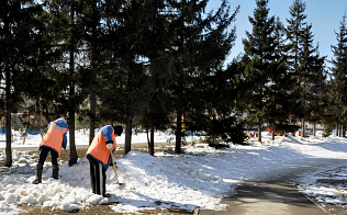 В районах города Барнаула ведутся работы по ворошению и вывозу снега