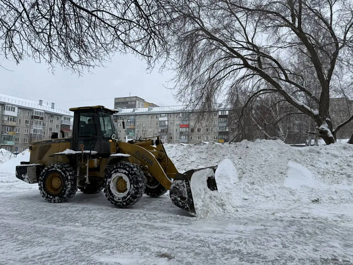 Последствия снегопада устраняют во всех районах Барнаула 