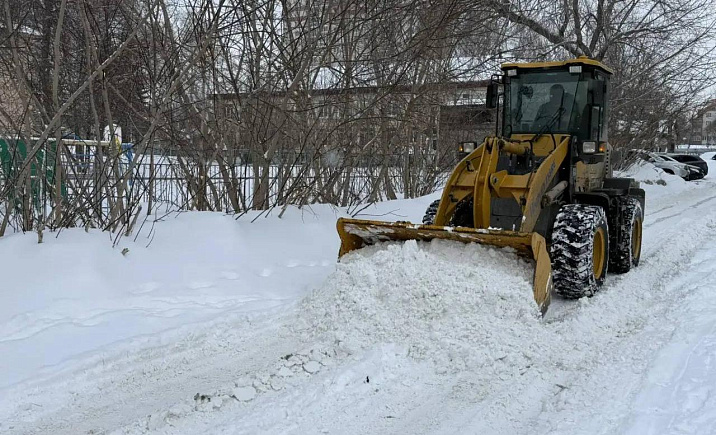 В Октябрьском районе продолжается комплексная уборка территорий после снегопадов
