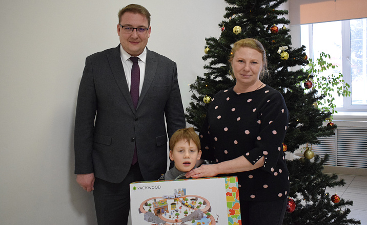 Глава администрации Индустриального района принял участие во Всероссийской акции «Елка желаний»