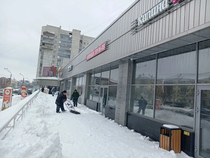 Очистка прилегающих территорий от снега предприятиями потребительского рынка на контроле в администрации города