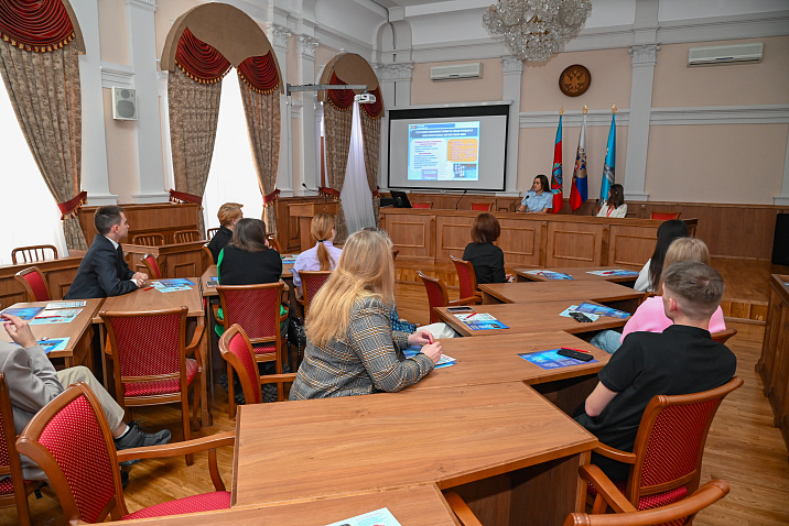 В администрации города прошло обучающее занятие с лидерами молодежного волонтерского антинаркотического движения города Барнаула