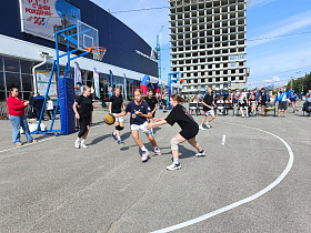 В «Титов-Арене» проходит спортивный праздник, посвященный Дню города