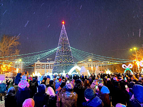 В Барнауле открылся Новогодний городок на площади Свободы