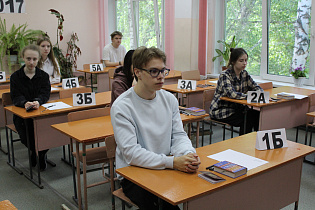 Барнаульские одиннадцатиклассники сдают ЕГЭ по математике