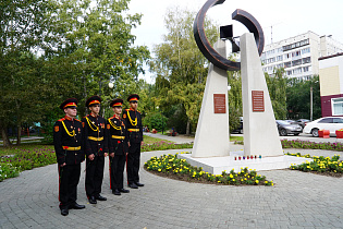 В 84-ю годовщину с начала блокады Ленинграда в Барнауле возложили цветы к памятному знаку