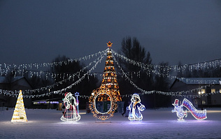 Барнаул сияет огнями: в Ленинском районе празднично оформили улицы и общественные пространства